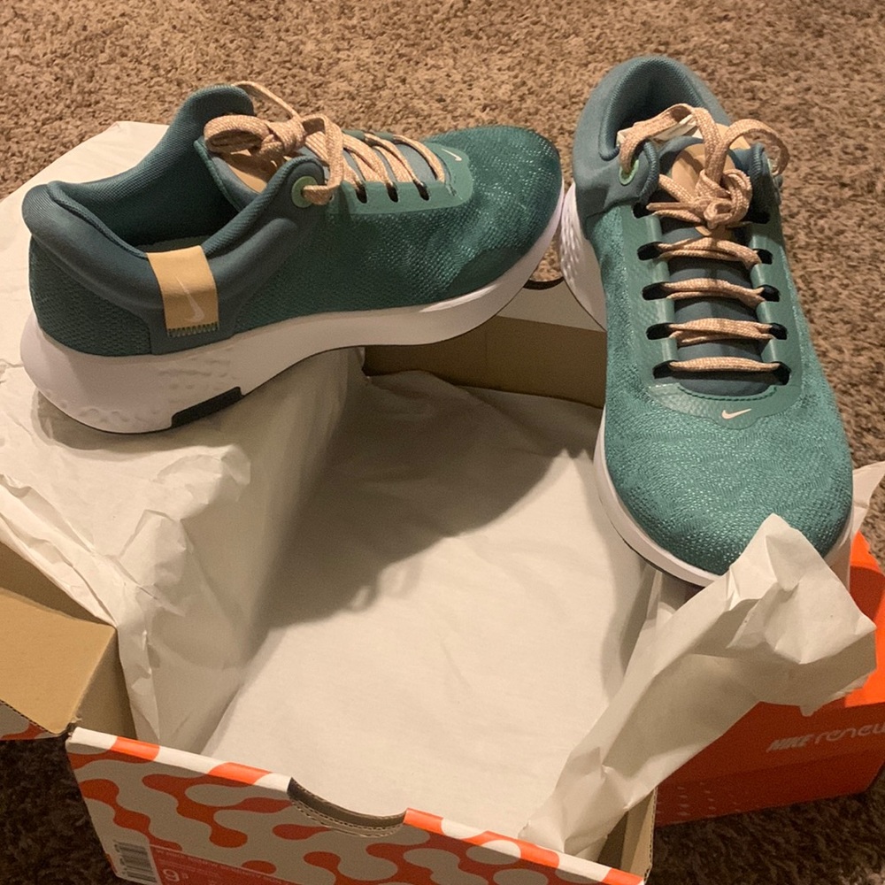 Brand New Nike Women’s Renew Serenity Run 2 (Green Light)
